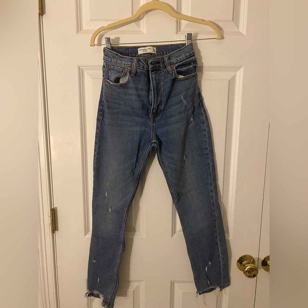 Abercrombie & Fitch The Skinny High Rise Jeans. Size 00/24.